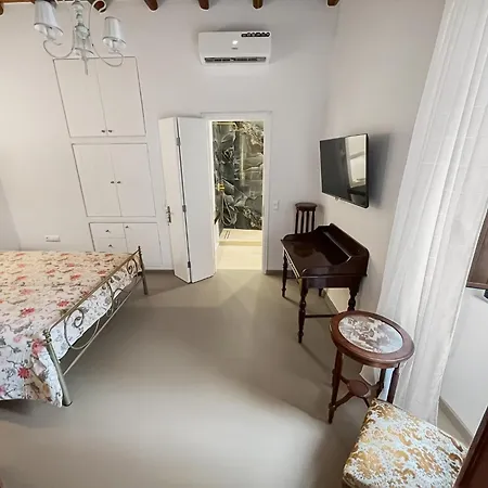 아파트 Katharsis - 15th C Venetian Palace - Naxos Old Town I